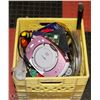 Image 1 : TOTE WITH ASSORTED HOUSEHOLD/HOME PRODUCTS