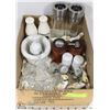 Image 1 : BOX W/COLLECTIBLE SALT/PEPPER SHAKER