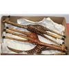 Image 1 : FLAT W/THREE 2-FOOT TALL SAFARI GIRAFFES -