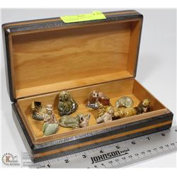 WOOD BOX OF WADE TEA ORNAMENTS