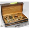 Image 1 : WOOD BOX OF WADE TEA ORNAMENTS