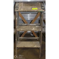 SMALL WOODEN ASSISTANT STEPLADDER APPROX. 2-3 FT