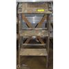 Image 1 : SMALL WOODEN ASSISTANT STEPLADDER APPROX. 2-3 FT