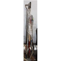 LOT OF GARDEN SHOVELS & TOOLS