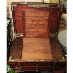 VINTAGE LOCKING COLLECTORS BOX