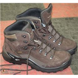 PAIR OF NEW RENEGADE SIZE 10.5 HIKING SHOES