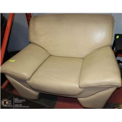 ESTATE EXTRA-WIDE DESIGNER LEATHER CHAIR