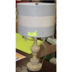 MEDIUM TABLE LAMP