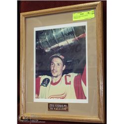 ORIGINAL PHOTO 8X10 STEVE YZERMAN #19