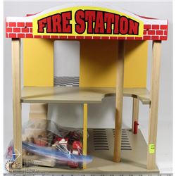 KIDS WOODEN FIREHALL & CONTENTS (KIDSCRAFT)
