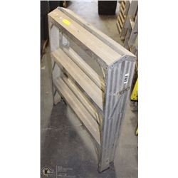 28" WIDE STEP LADDER 3FT HIGH