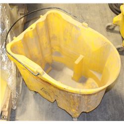 RUBBERMAID BRUTE MOP BUCKET
