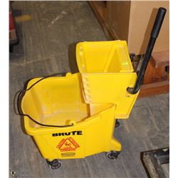 RUBBERMAID MOP BUCKET