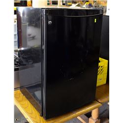 ME#4 SINGLE DOOR MINI FRIDGE WITH FREEZER BLACK