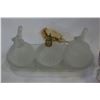 Image 2 : FROSTED GLASS PERFUME SET AND FIVE PIECES OF AMETHYST