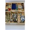 Image 1 : TRAY OF MINIATURE COLLECTIBLES