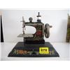 Image 1 : MINIATURE VINTAGE HAND CRANK SEWER