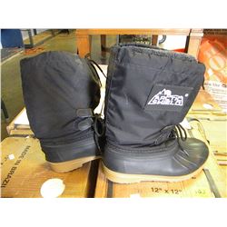 PAIR OF WINTER BOOTS SIZE 9