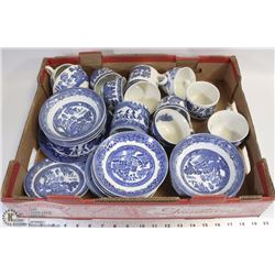 LARGE FLAT OF BLUE AND WHITE DISHES