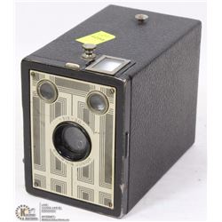 VINTAGE BROWNIE JUNIOR SIX-20 CAMERA