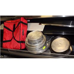 LOT OF PIZZA TRAYS & INSULATED PIZZA BAG