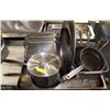 Image 1 : LOT OF ASSORTED FRYING PANS, INSERTS & PIZZA PANS