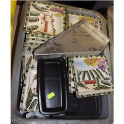 TOTE OF SQUARE DECORATIVE PLATES
