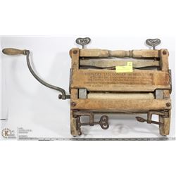 ANTIQUE WASH TUB WRINGER