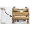 Image 1 : ANTIQUE WASH TUB WRINGER