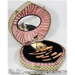 MUSICAL DRESSER MANICURE SET