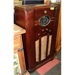 VINTAGE TUBE RADIO WESTINGHOUSE BUILT IN 1930-1940
