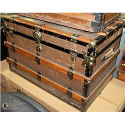 ANTIQUE GREAT BRITAIN STEAMER TRUNK