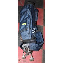 SET OF GOLF CLUBS WITH TITLEIST IRONS AND