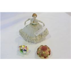 SPITZE FIGURE W/ 2 CHINA FLOWERS