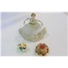 Image 1 : SPITZE FIGURE W/ 2 CHINA FLOWERS