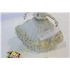Image 2 : SPITZE FIGURE W/ 2 CHINA FLOWERS