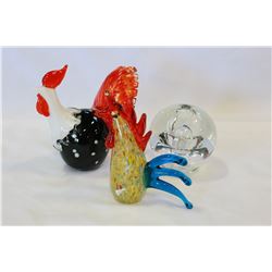 2 ART GLASS ROOSTERS AND LIGHT