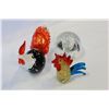 Image 2 : 2 ART GLASS ROOSTERS AND LIGHT