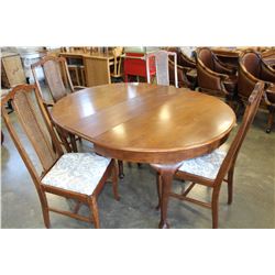 OAK QUEEN ANNE STYLE ROUND DINING TABLE AND FOUR CHAIRS