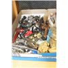 Image 1 : TRAY OF VINTAGE HARDWARE