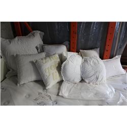 LOT OF DESIGNER PILLOWS