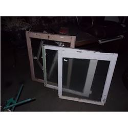 VINTAGE WOOD WINDOWS - 5 TTL