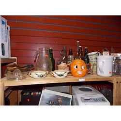 SHELF LOT OF COLLECTABLE & HOUSE HOLD - INCLUDING PUMPKIN MUG, BELLOWS, COLLECTABLE BOTTLES AND MROE