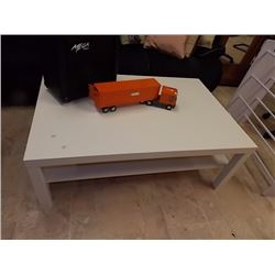 LARGE WHITE COFFEE TABLE