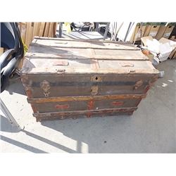 VINTAGE STEAMER TRUNK
