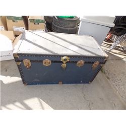 VINTAGE STEAMER TRUNK