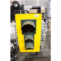 TRAFFIC SIGNAL LIGHT