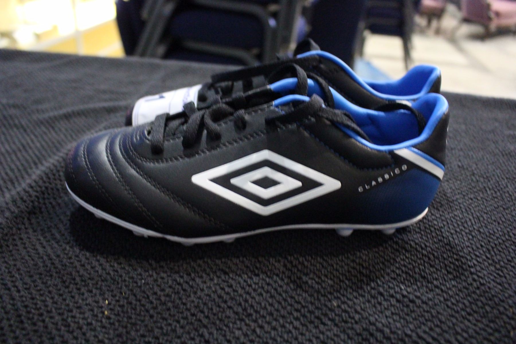 PAIR OF UMBRO SIZE 5 SOCCER CLEATS - Able Auctions
