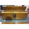 Image 2 : RCA RADIOLA MODEL #18, 2 TONE WOOD, LONG RECTANGULAR BOX, 2 KNOBS, 1 DIAL LID LIFTS