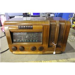 RCA GLOBETROTTER, ELECTRIC, TABLE MOD, WOOD, 6 PUSH BUTTONS NEAR TOP, 4 KNOBS, GLASS TUNING